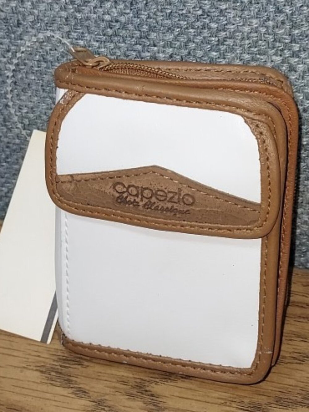 Y2K Vintage CAPEZIO WALLET White w/Tan Leather ID Card Accordian zip compartment